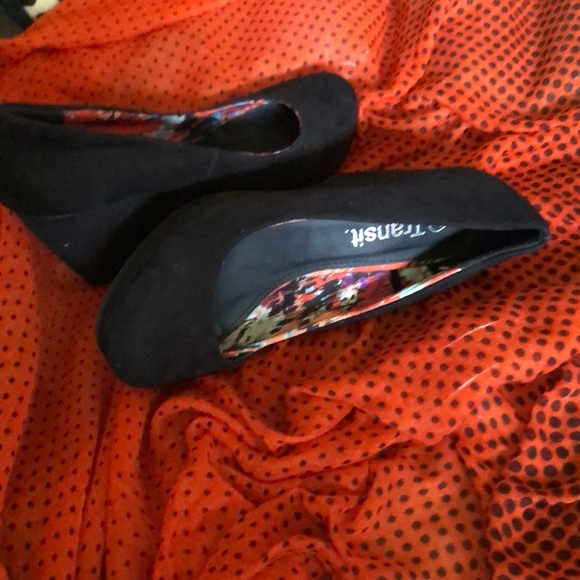 Wedge heeled black suede shoes - Picture 3 of 3